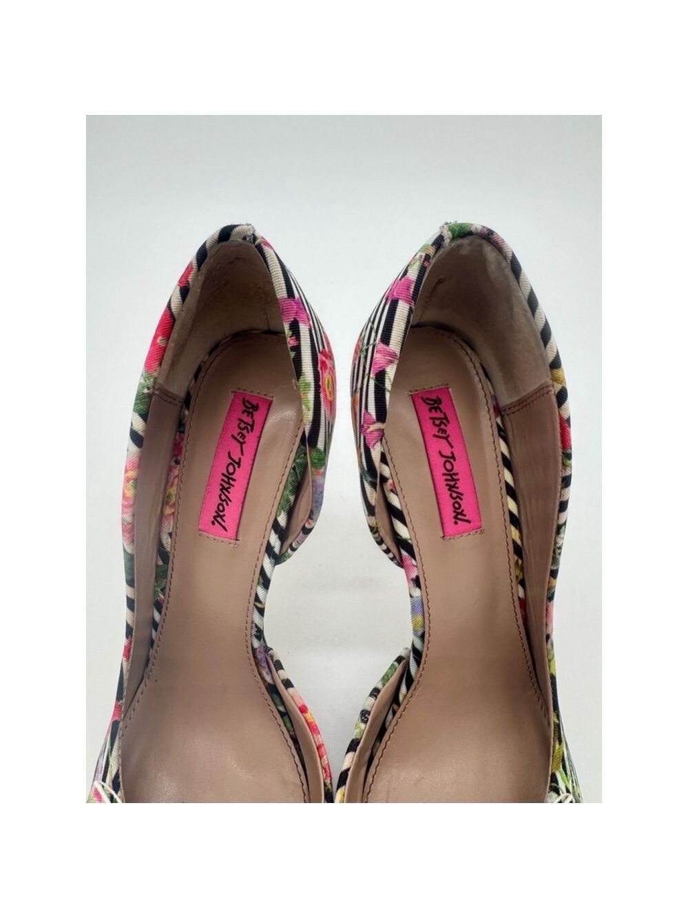 Women's Betsey Johnson Heels Size 8.5 Size Floral Black White Stripes - Picture 3 of 11